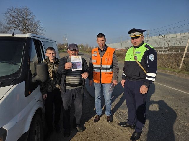 На Кубани автоинспекторы и представители РЖД напоминают водителям о правилах безопасности на железнодорожных переездах
