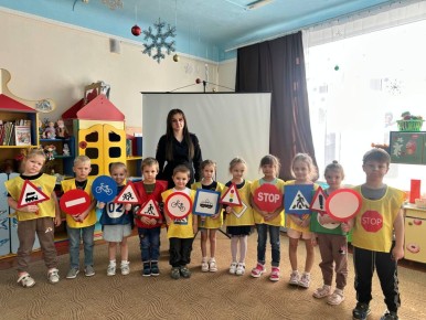 Сотрудники Госавтоинспекции Успенского района побывали в гостях у воспитанников детских садов, где дошколятам напомнили о безопасном поведении на дороге