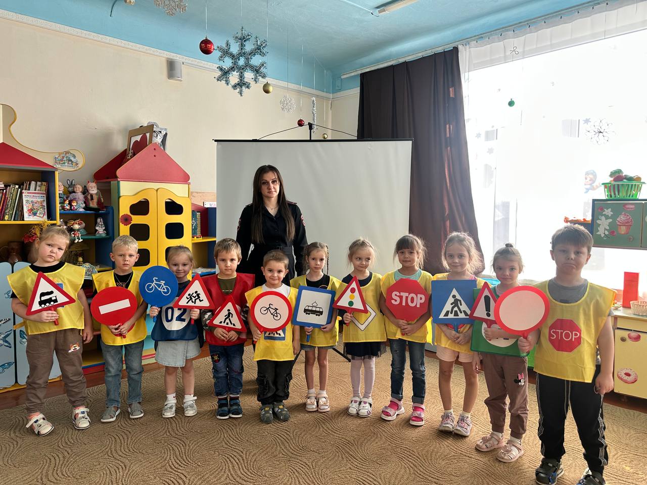 Сотрудники Госавтоинспекции Успенского района побывали в гостях у воспитанников детских садов, где дошколятам напомнили о безопасном поведении на дороге