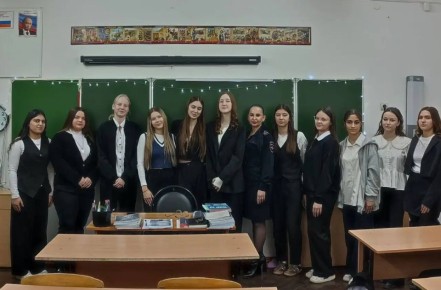 Сотрудники Госавтоинспекции Ленинградского района в рамках "Недели правового информирования" встретились с учениками 10 класса школы №10