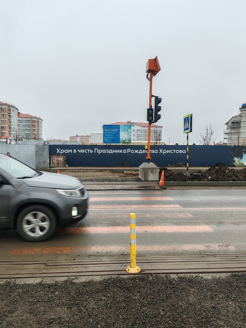 "В станице Динской не работает светофор возле Лицея №1. Эту дорогу переходят все школьники, а также дети из младших классов