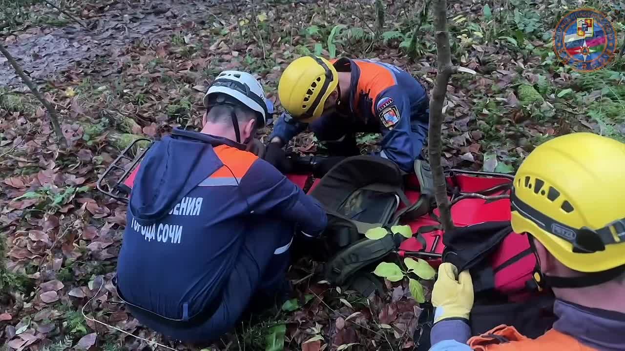 Не могла выбраться из каньона: спасатели помогли девушке, которая повредила ногу в Сочи