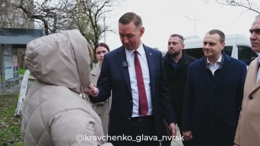 Андрей Кравченко: На объезде Приморского внутригородского района, как и обещал ранее, встретился с жителями многоквартирного дома №168 по улице Видова, чей вопрос прозвучал на «Прямой линии» Губернатора Кубани Вениамина...