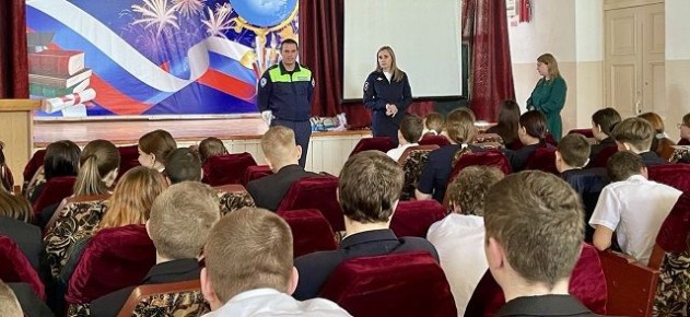 Сотрудники Госавтоинспекции Кубани разбирают со школьниками ошибками, которые могут привести к дорожной трагедии