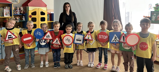 Автоинспекторы Кубани помогают малышам осваивать дорожные правила