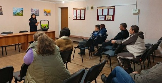 Автоинспекторы Кубани помогают с выбором автокресла слушателям Школы приемных родителей