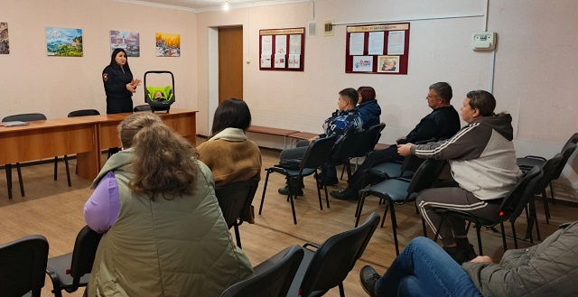 Автоинспекторы Кубани помогают с выбором автокресла слушателям Школы приемных родителей