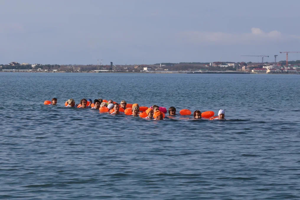 В Геленджике купаются в море в декабре — с удовольствием!