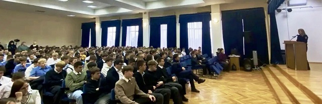 Автоинспекторы Кубани напоминают молодым людям о необходимости соблюдения правил безопасности