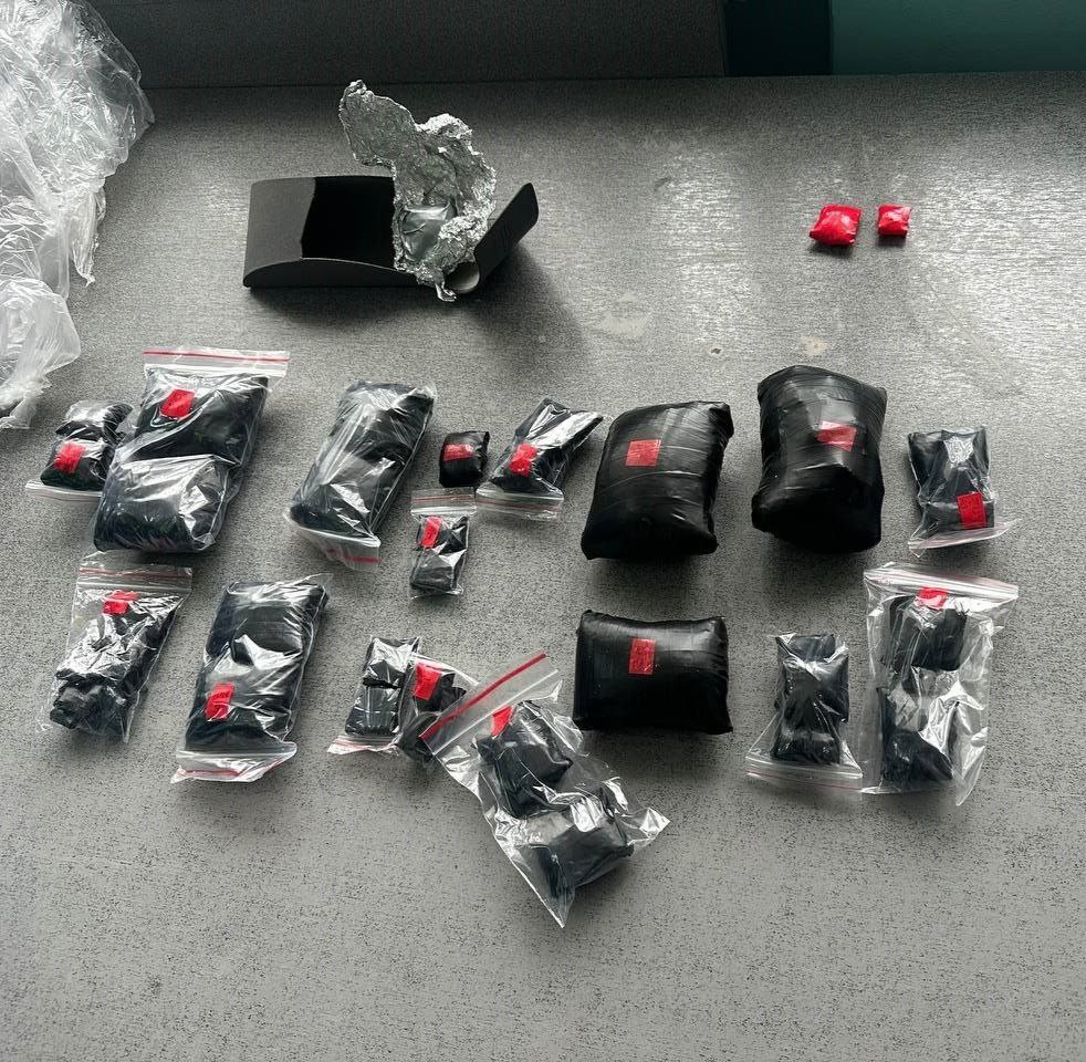 1 кг «синтетики», гашиша и марихуаны изъяли полицейские у автоледи