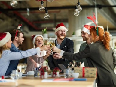 "Это рассадник блуда и обезьянничанье": в Госдуме призвали запретить новогодние корпоративы