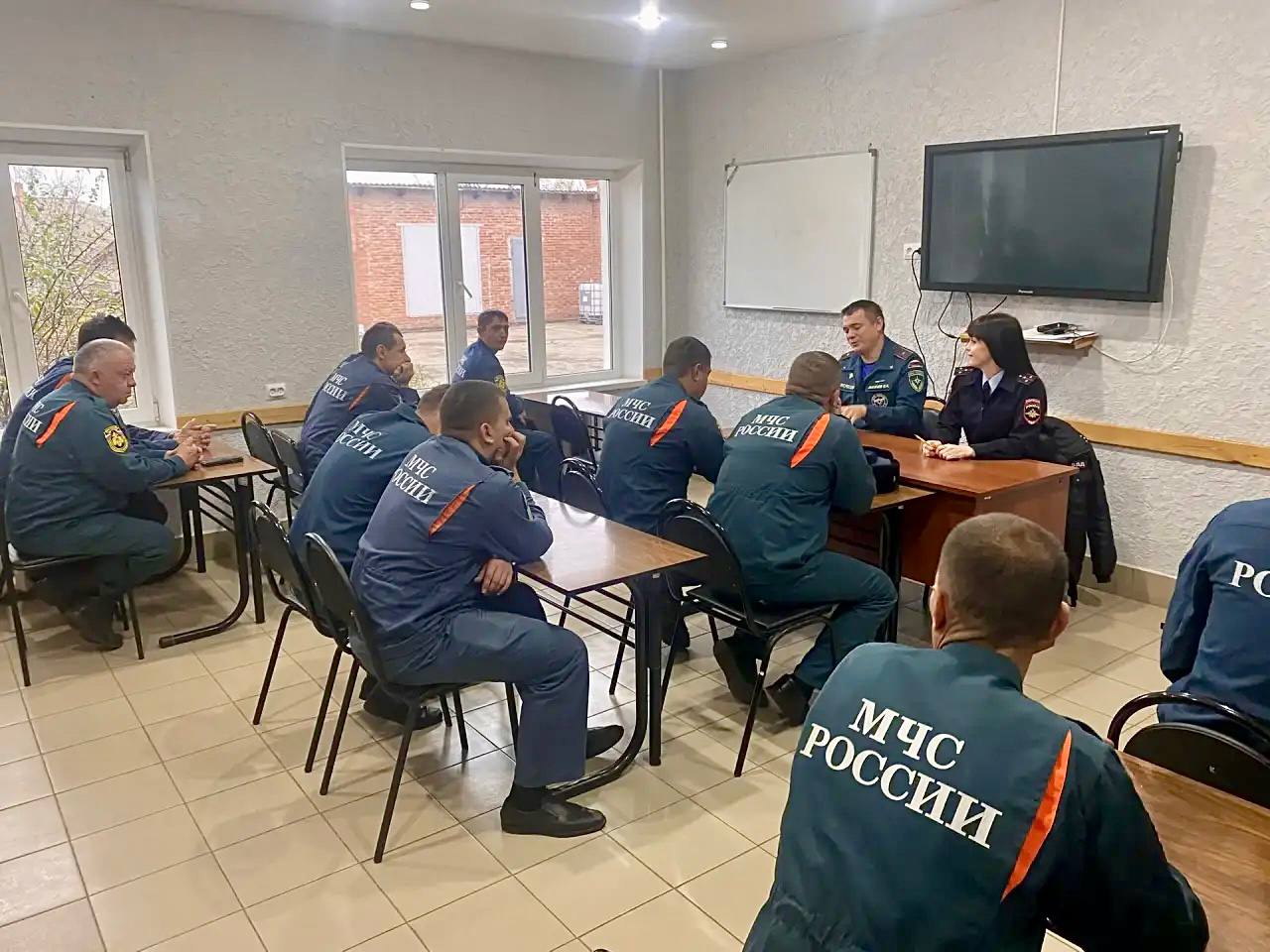 В рамках «Недели правового информирования» сотрудники Госавтоинспекции по Лабинскому району провели профилактическую беседу с личным составом пожарно-спасательной части