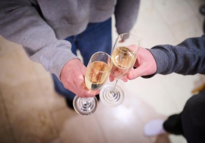 «Смехотворные штрафы» хотят отменить: взрослым за покупку алкоголя подросткам придется раскошелиться