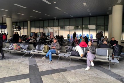 Mash: Россияне застряли на 12 часов в аэропорту Сочи из-за плана «Ковер»