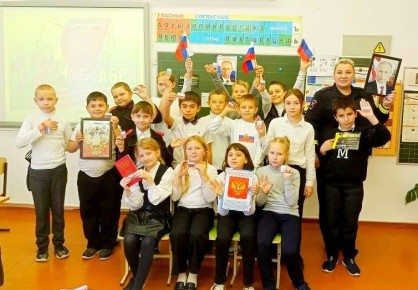 Автоинспекторы Горячего ключа познакомили школьников с Конституцией РФ и научили делать световозвращатели