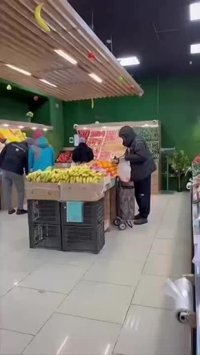 В магазинах перед новогодними праздниками заметили ловких фокусников