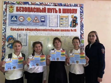 Автоинспекторы Кубани подробно разбирают с детьми безопасные маршруты «дом – школа - дом»