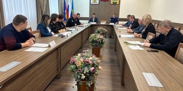 В Краснодарском крае автоинспекторы на рабочих встречах обсуждают меры по снижению аварийности