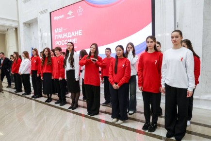 Участница Движения Первых, ученица школы №5 Арина Никулина получила свой паспорт в Совете Федерации накануне Дня Конституции!