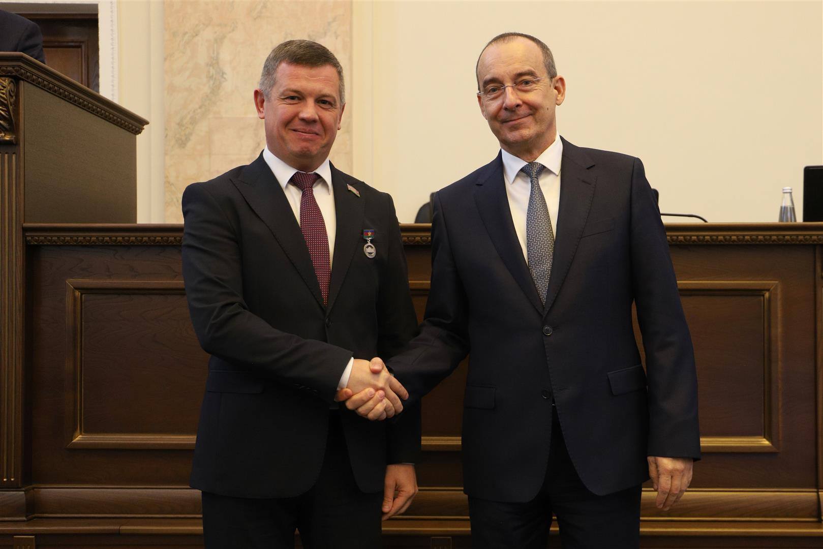 В рамках состоявшегося в ЗСК собрания фракции кубанских единороссов прошла церемония награждения, которую провел председатель ЗСК Юрий Бурлачко