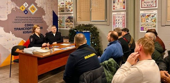 Автоинспекторы Кубани напомнили водителям автобусов о новых правилах и мерах безопасности