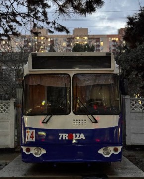 Памятник легендарному троллейбусу ЗиУ-682 появился в Новороссийске