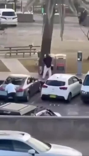 Герой среди толпы: прохожий отобрал оружие у террориста в Сиднее (Австралия)