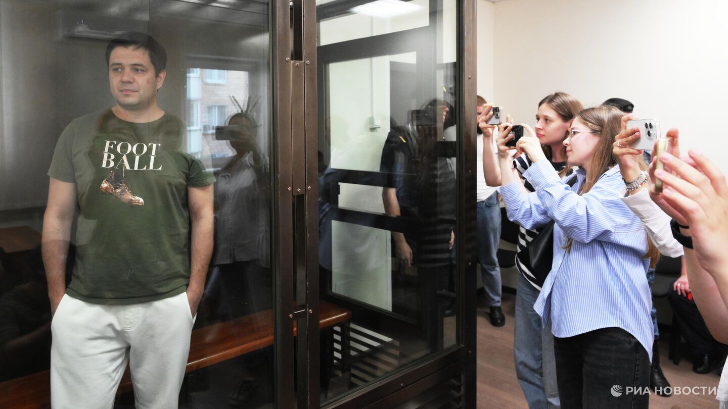 Суд продлил домашний арест экс-полицейским по делу главреда Baza