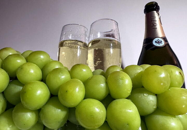 Ценник быстро растет: стало известно, сколько россияне намерены потратить на алкоголь к новогоднему столу