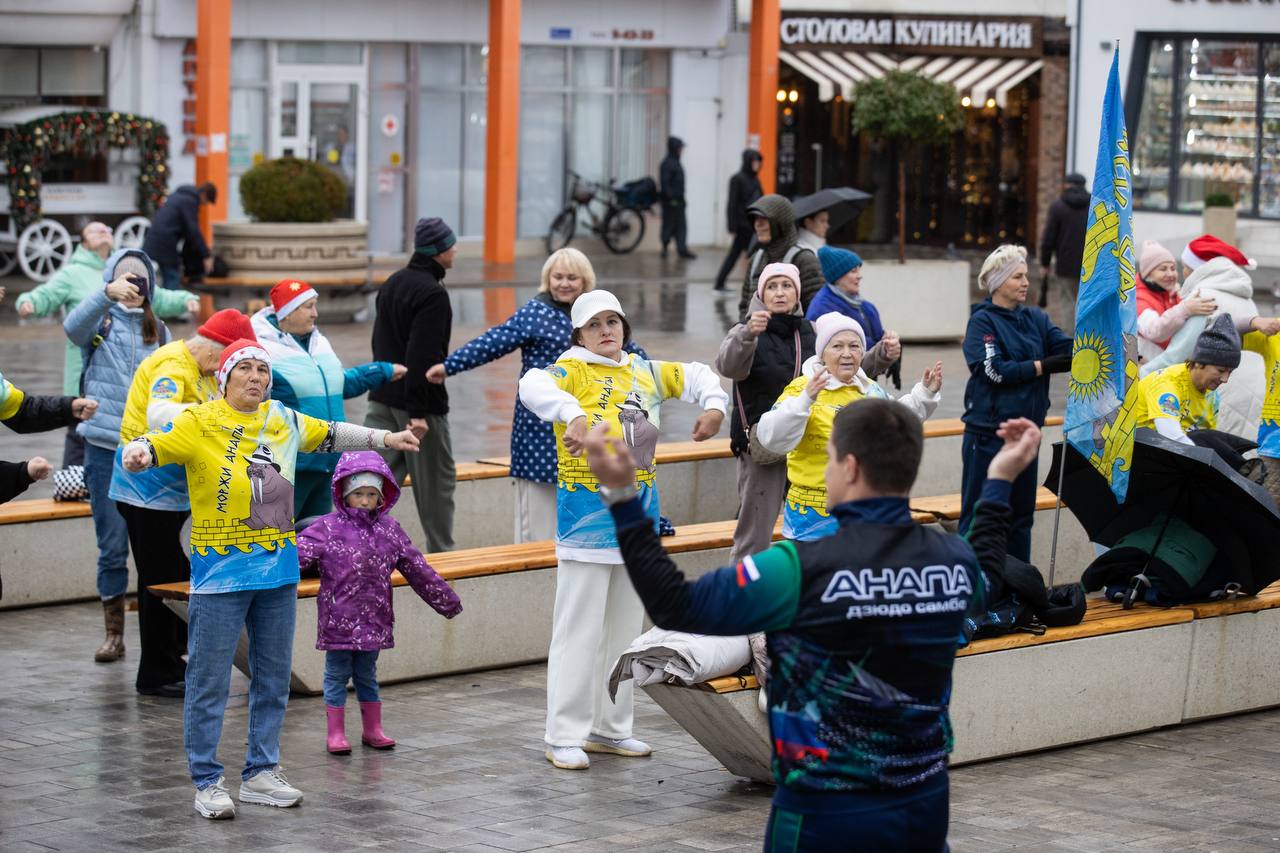 В рамках празднования Дня города на Театральной площади прошла зарядка с чемпионом