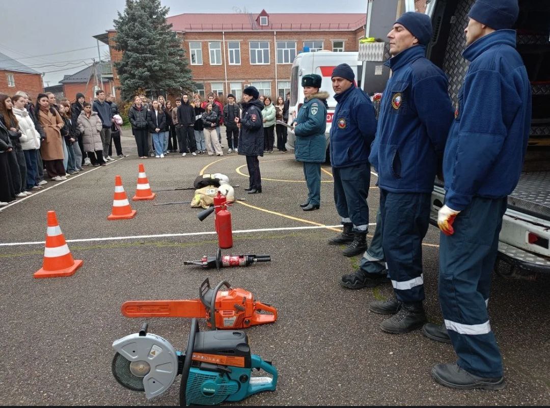Для студентов Апшеронского лесхоз-техникума провели краш-курс дорожной безопасности