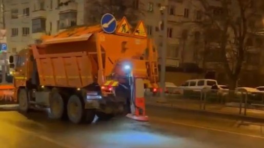 Путепроводы Краснодара ночью 15 декабря обработали противогололёдными материалами