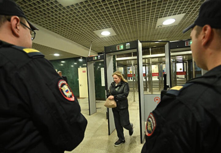 Становятся известны некоторые откровенно шокирующие детали трагедии в подмосковной школе в элитном поселке Горки-2, где сегодня подросток, вооруженный ножом, проник на территорию учебного заведения