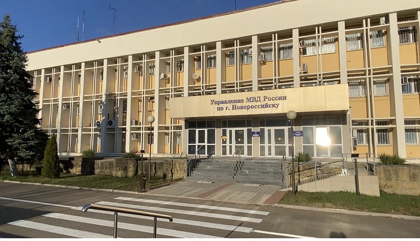 Новороссиец, приобретая билеты для похода в театр с новой знакомой, стал жертвой мошенников