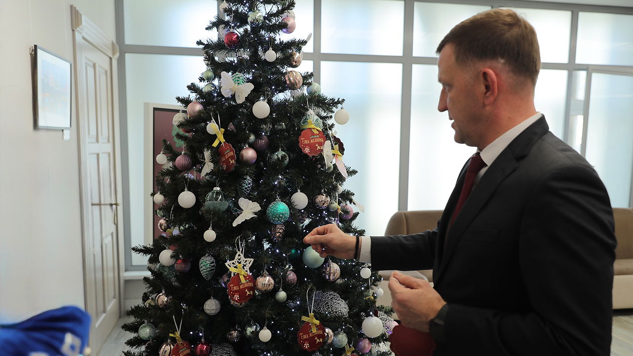 Евгений Наумов и Вера Галушко приняли участие в городской благотворительной акции «Ёлка желаний»