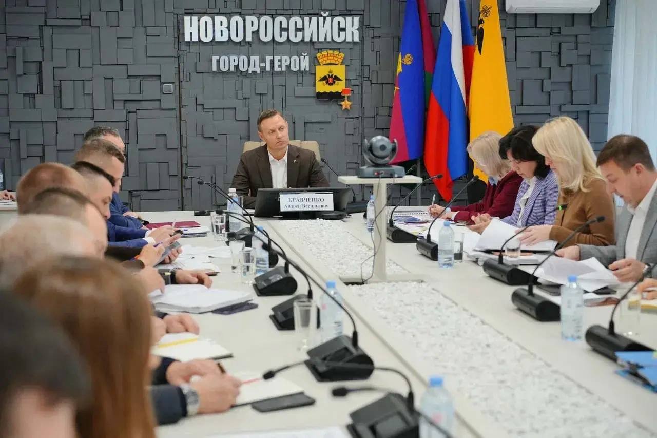 Андрей Кравченко: На планерном совещании:. Новороссийск готовится к встрече Нового года, улицы города оформляются новогодними конструкциями и украшениями