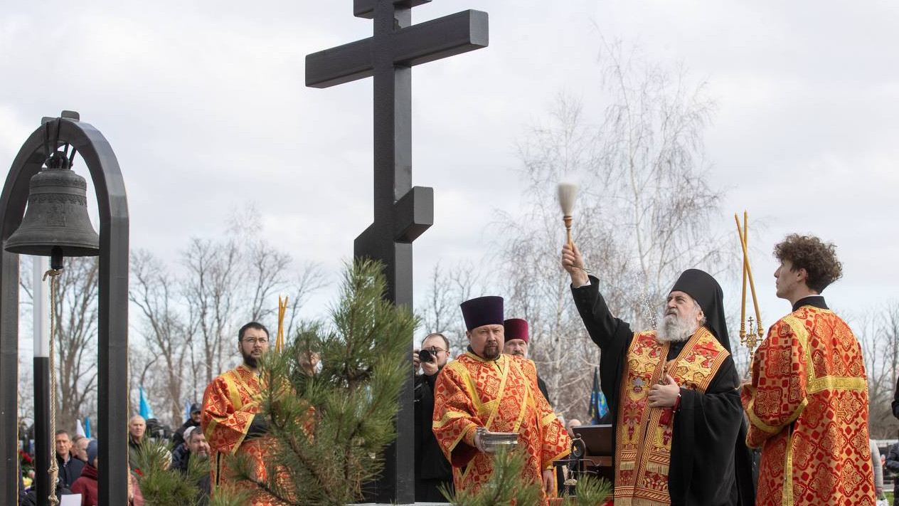 В Анапе освятили поклонный крест и колокол
