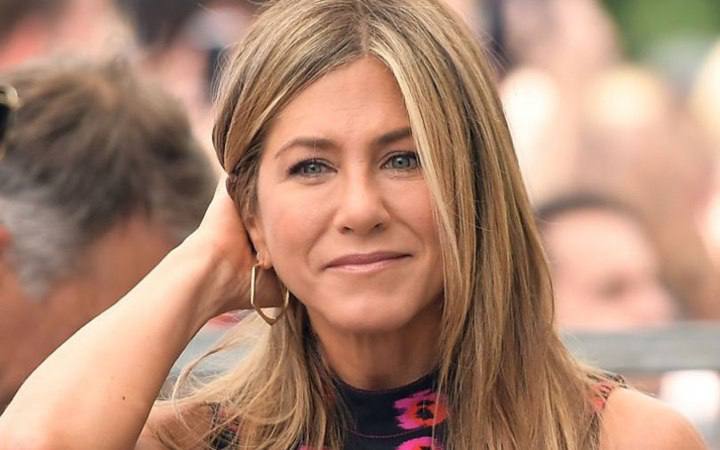 Российский пенсионер помог Дженнифер Энистон с лечением, купил ей билет в Кострому, но она не прилетела