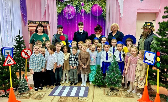 Автоинспекторы Кубани проводят профилактические занятия для самых юных участников дорожного движения