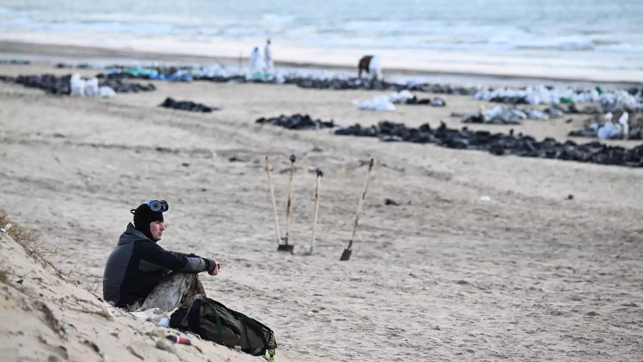 Сколько с пляжей Крыма и Кубани вывезли загрязненного мазутом песка