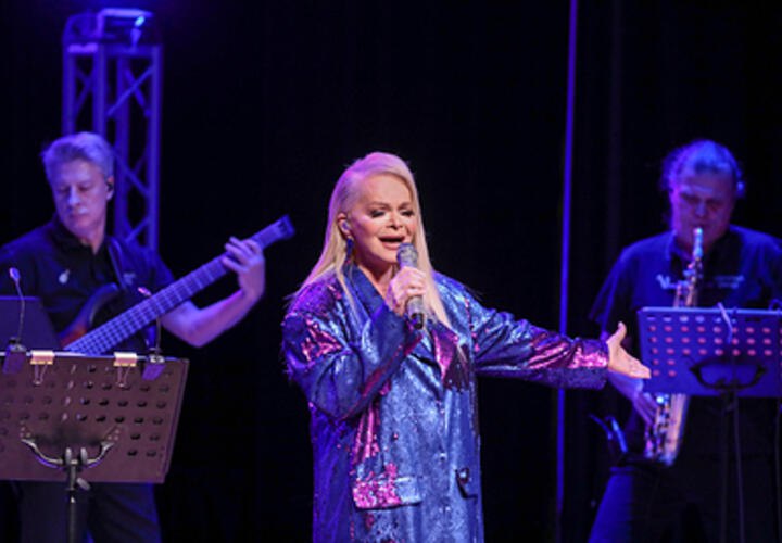 Ларису Долину выселяют. По данным "Живой Кубани", адвокат покупательницы спорной квартиры Светлана Свириденко рассказала, что, несмотря на решение Верховного суда РФ, певица продолжает проживать в квартире в Хамовниках