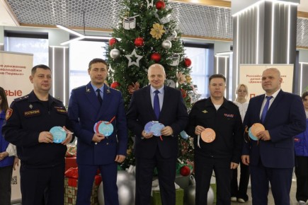 Андрей Харченко: В преддверии Нового года вместе с руководителями силовых и надзорных ведомств принял участие в акции "Ёлка желаний", чтобы исполнить новогодние мечты юных горожан
