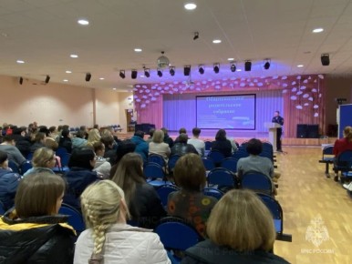 На Кубани сотрудники МЧС России выступают на общешкольных собраниях по теме "Безопасные каникулы" (+видео)