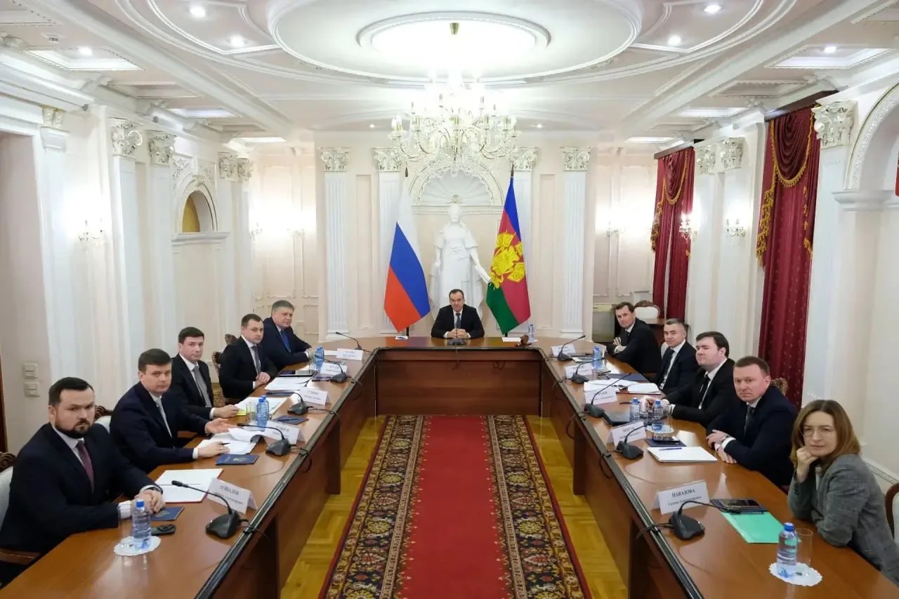 Губернатор Вениамин Кондратьев смотрит «Прямую линию» Президента России