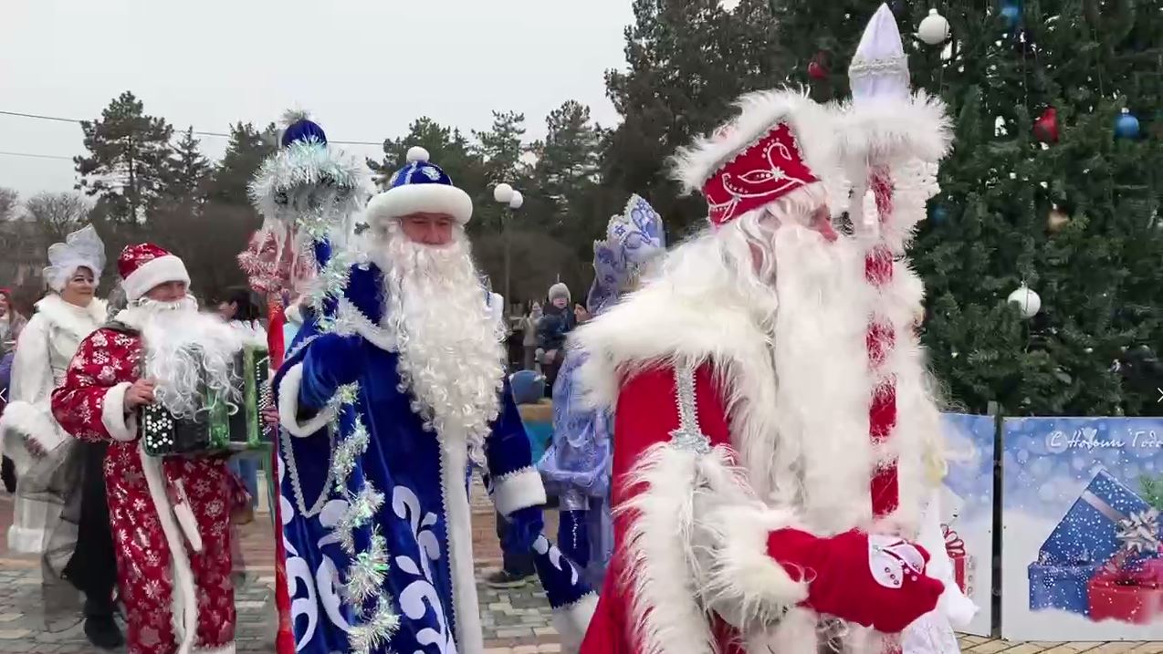 Парады Дедов Морозов устроили сегодня на Кубани