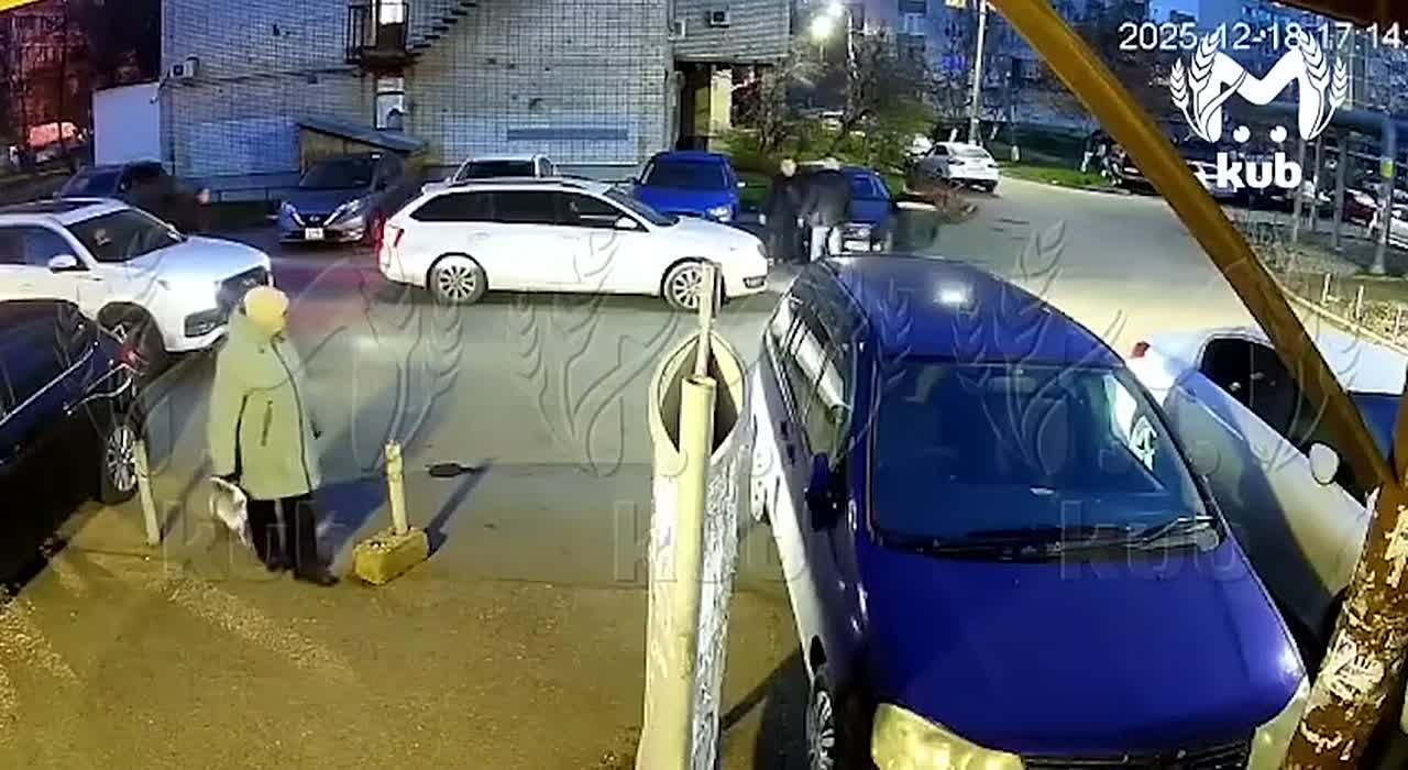 Борзый водитель подрезал отца с ребёнком в одном из дворов Краснодара, а потом накинулся на недовольного мужчину