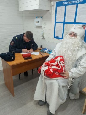 Жителя Анапы в костюме Деда Мороза задержали за нелегальные фотосессии — городской отдел МВД