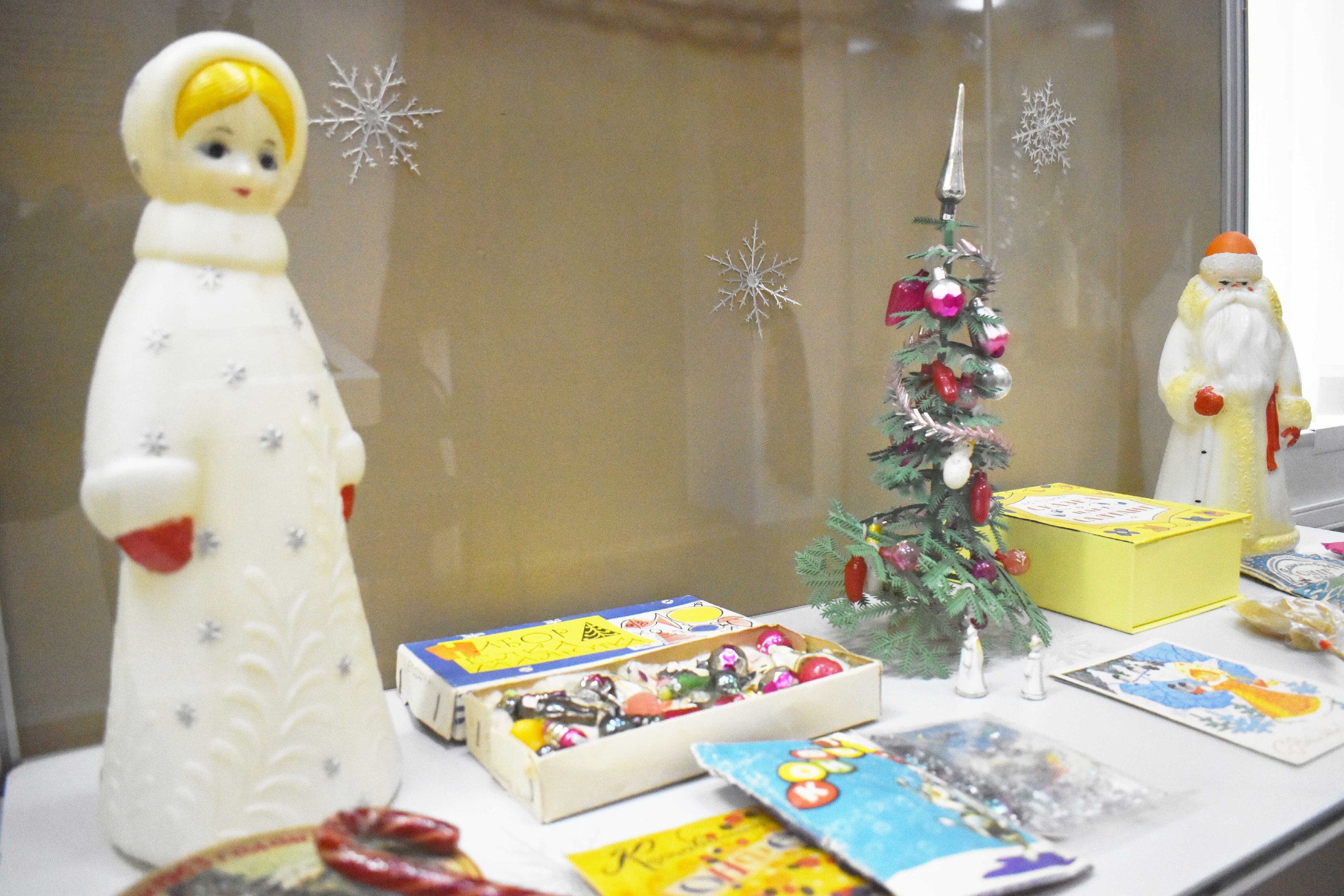 В музее истории города Ейска начала работу новая выставка «С новым годом, друзья!»