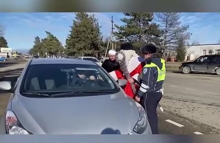 Госавтоинспекторы Мостовского района и общественники провели профилактическую акцию «Полицейский Дед Мороз»
