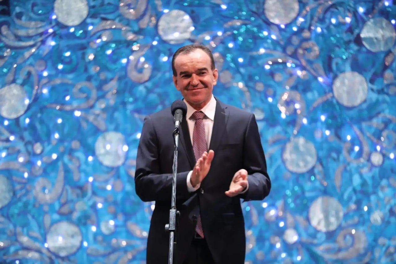 Вениамин Кондратьев поздравил с Новым Годом юных гостей губернаторской елки